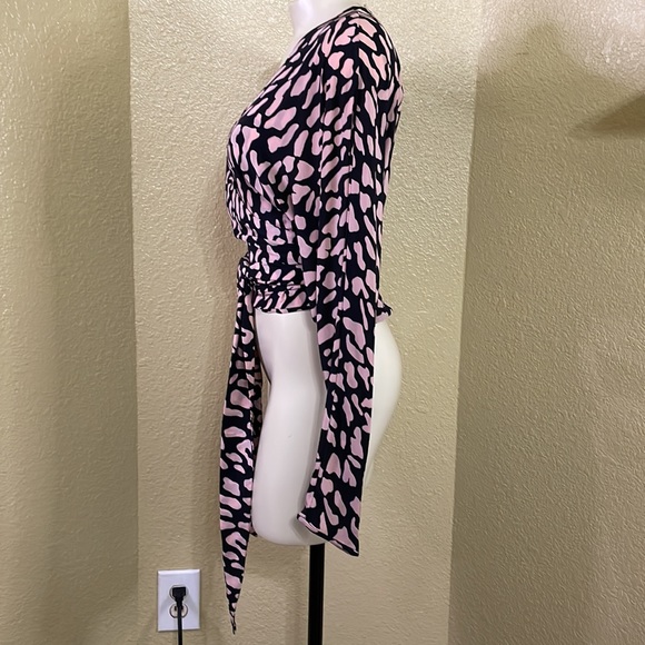 Diane Von Furstenberg wrapped around blouse - Picture 2 of 6